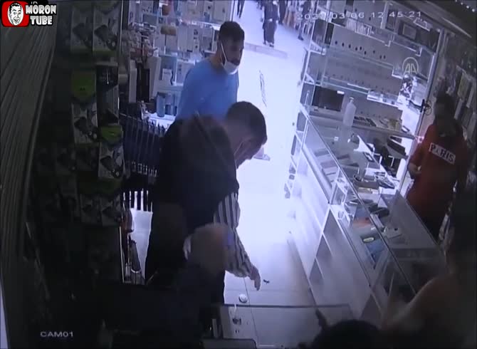 Video :A phone's battery blows up and falls on a man
